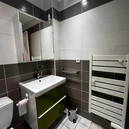 Cosy A 100m De La *